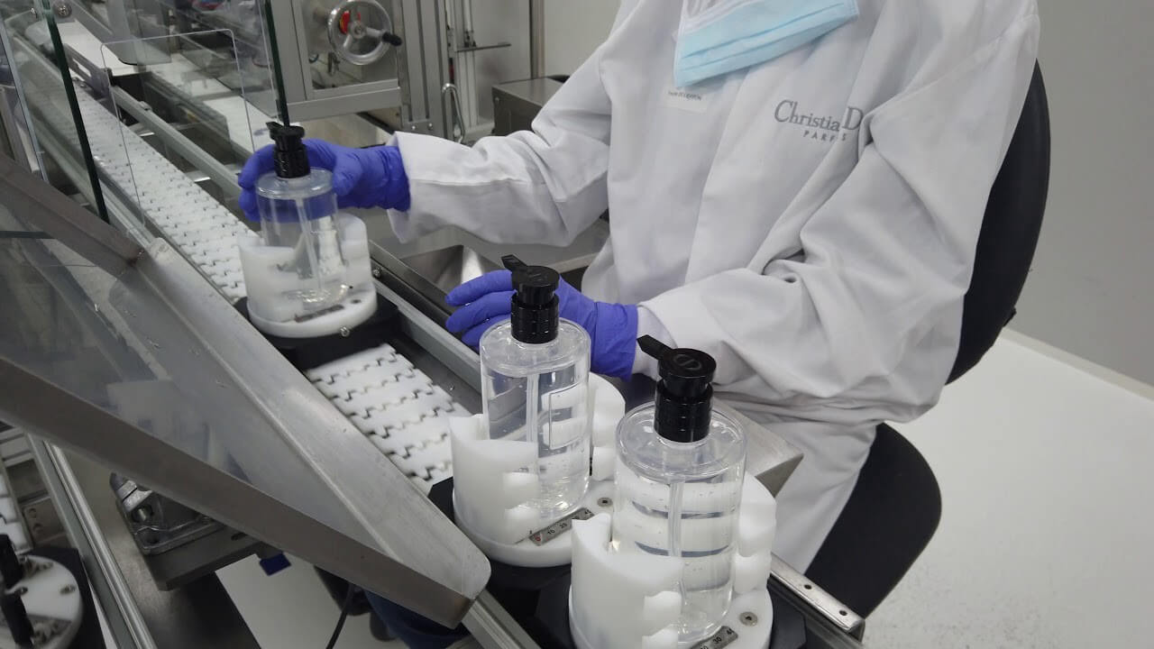 fabrication gel hydroalcoolique dans les laboratoires de C. Dior