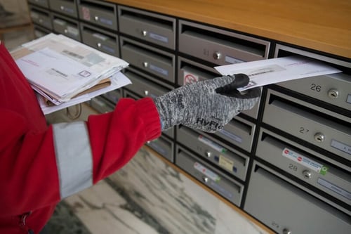 Facteur qui poste des lettres