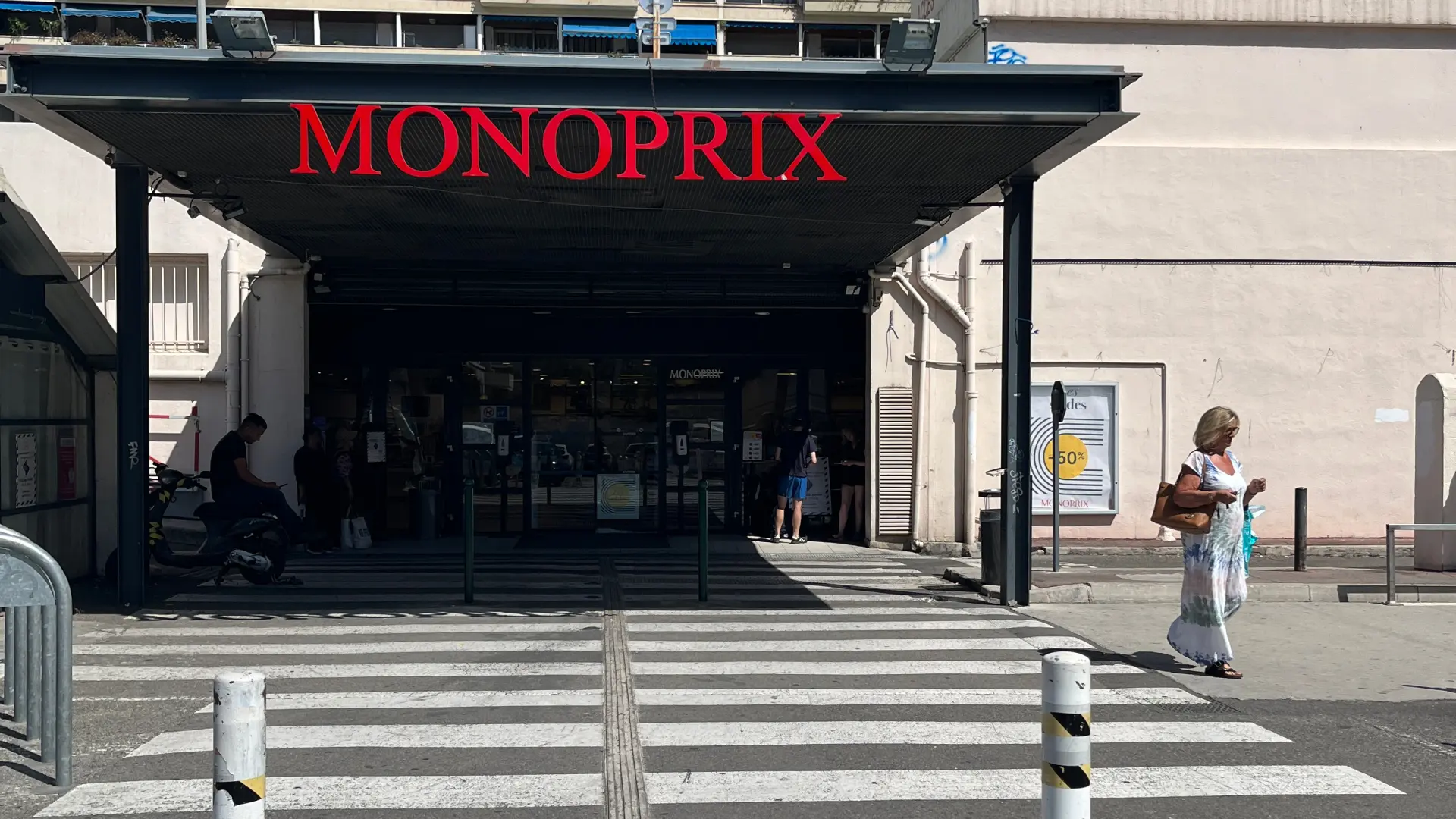 Monoprix rond point prado